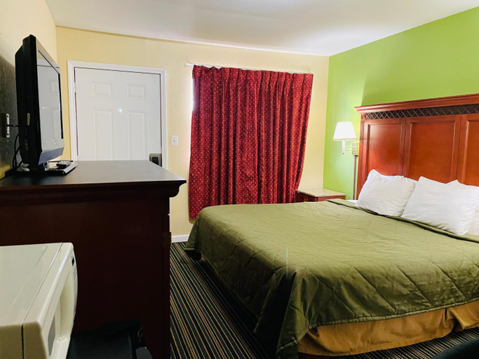 Bedroom 1, Benton Inn, Marshall