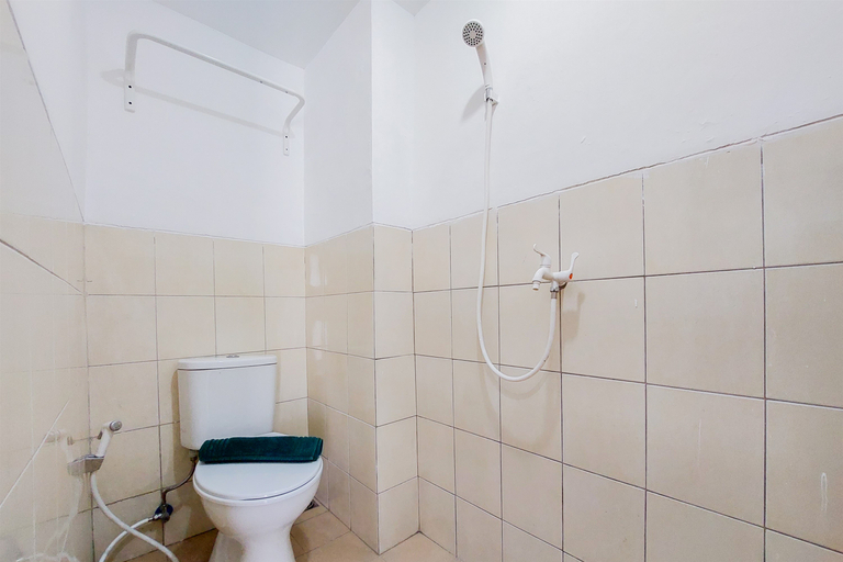 Bathroom 5, Luxury Studio at 19th Floor Apartment Urbantown Serpong By Travelio, Tangerang Selatan