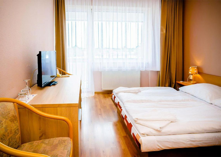 Bedroom 2, Hotel Atrium, Malacky