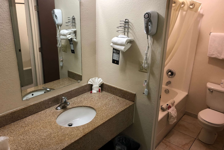 Bathroom 5, Super 8 By Wyndham Ontario, Malheur