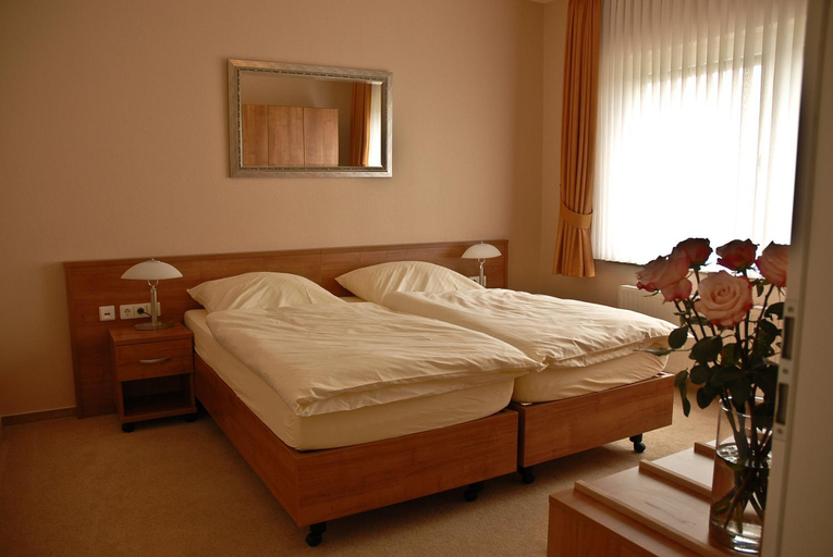 Bedroom 2, Land-gut-Hotel Restaurant Kreuz Meyer, Diepholz