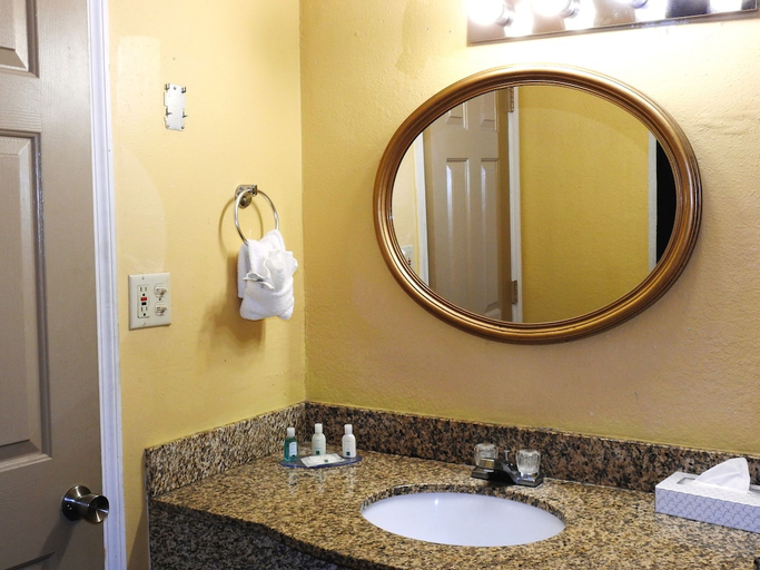 Bathroom 3, Howard Johnson by Wyndham Orlando/International Drive, Orange