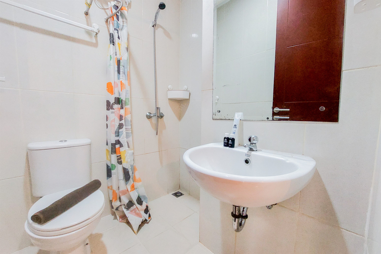 Bathroom 5, Modern Look 1BR at Asatti Apartment By Travelio, South Tangerang