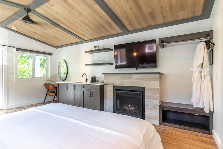 Bedroom 3, Halcyon Hot Springs Resort, Central Kootenay