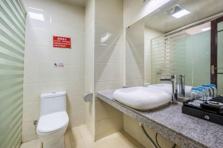 Bathroom 2, Longhua Hotel (West Ring Road, Karamay