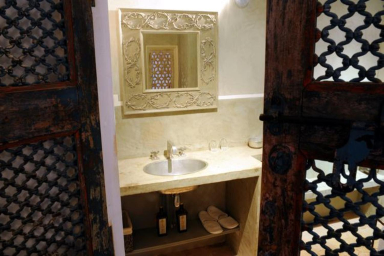 Bathroom, La Grange a Nicolas, Jura