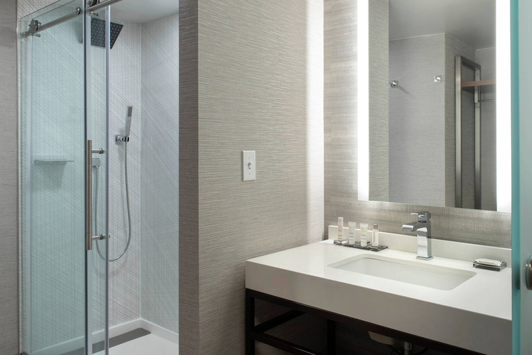 Bathroom 2, Norfolk Waterside Marriott, Norfolk