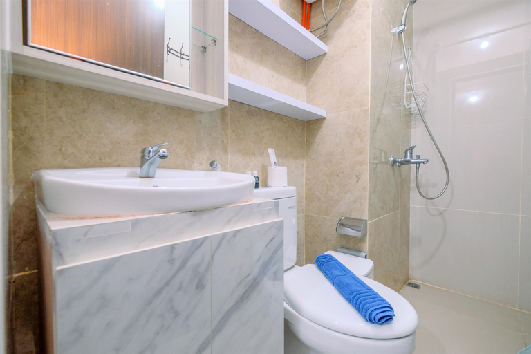 Bathroom 3, Comfy and Modern 2BR at Transpark Cibubur Apartment By Travelio, Depok