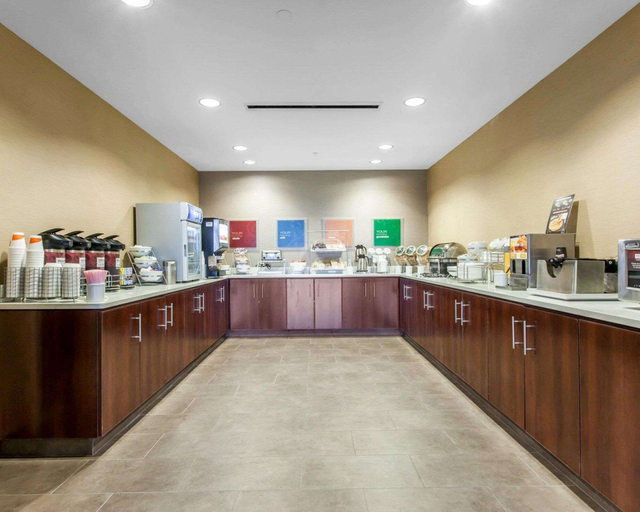 Food & Drinks 5, Comfort Suites Youngstown North, Trumbull
