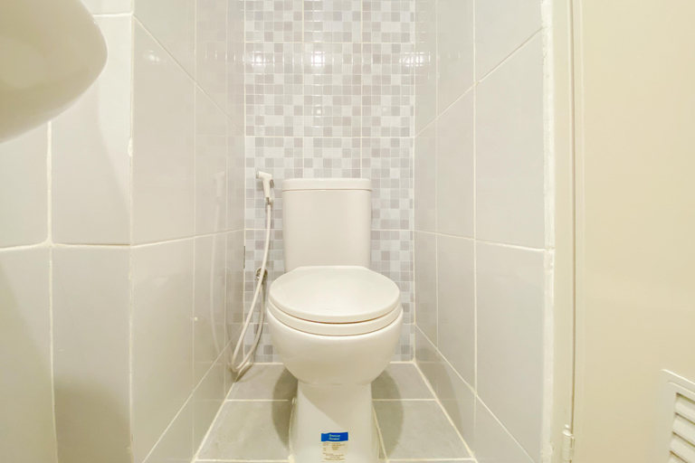Bathroom 3, Modern Look Studio at Tokyo Riverside PIK 2 Apartment By Travelio, Tangerang