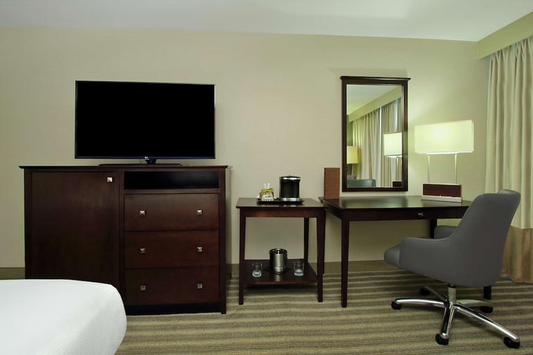 Bedroom 3, DoubleTree by Hilton Hotel Newark, Licking