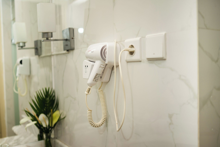 Bathroom 13