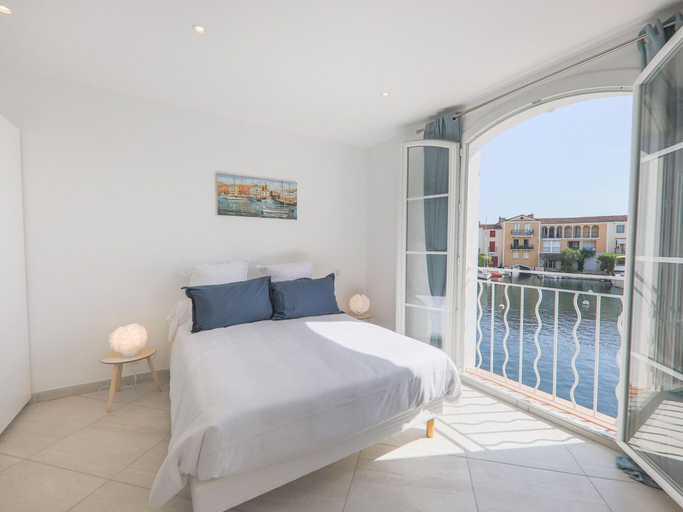Room 2, Superb Vacation Home With Pontoon, Var