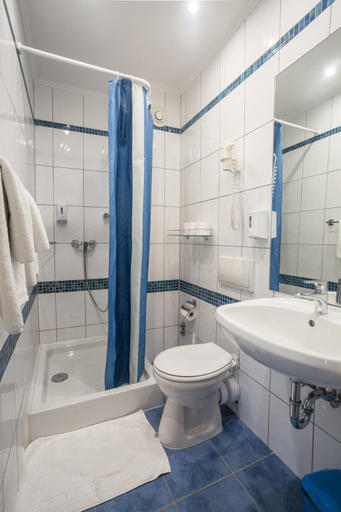 Bathroom 3, Hotel Luna Budapest, Budapesti