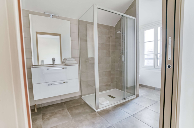 Bathroom 5, Brit Hotel Bristol Montbéliard, Doubs