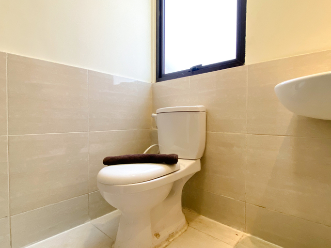 Bathroom 5, Comfortable and Cozy 2BR Meikarta Apartment By Travelio, Cikarang