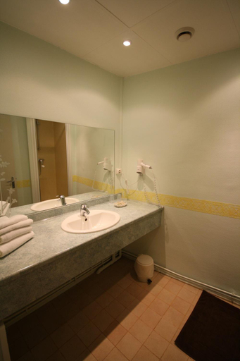 Bathroom 4, Logis Hotel L'Ange Couronne, Rhône