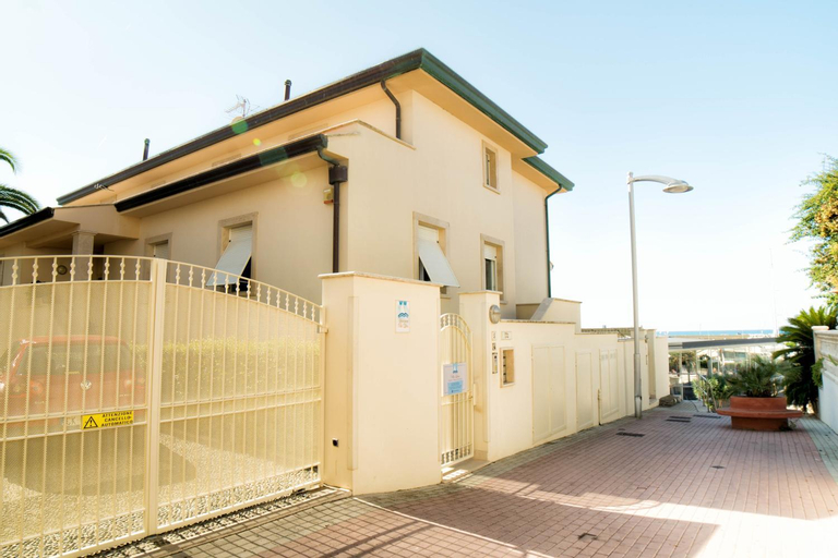 Exterior 10