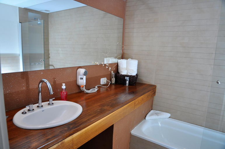 Bathroom, Herradura Hotel Suites, Confluencia