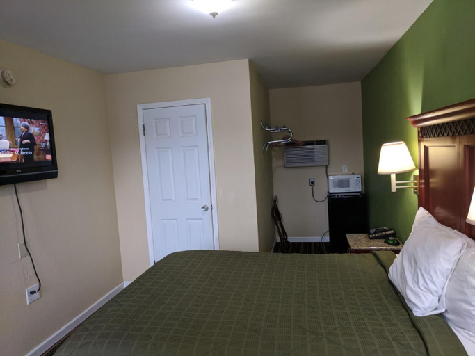 Bedroom 5, Benton Inn, Marshall