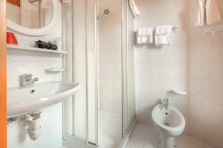 Bathroom 3, Hotel La Rotonda, Sondrio