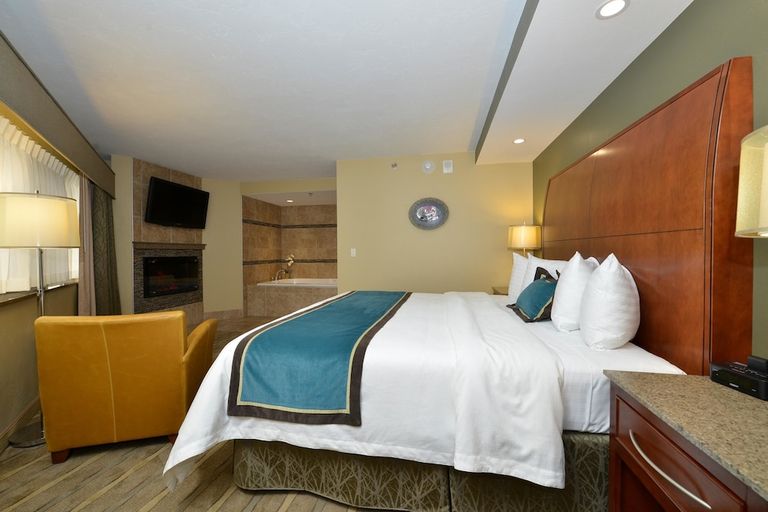 Bedroom 3, Oshkosh Marriott Waterfront Hotel, Winnebago