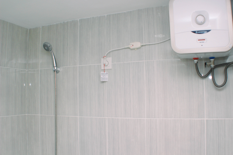 Bathroom 5, Comfort 1BR at Vasanta Innopark Apartment By Travelio, Cikarang