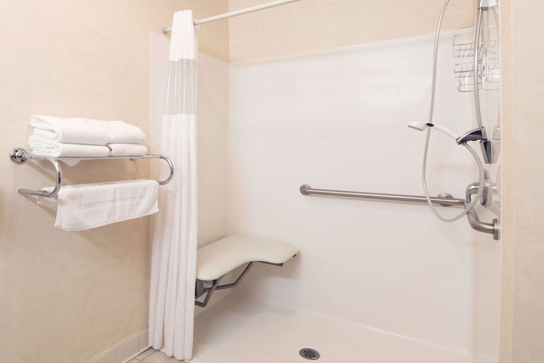 Bathroom 4, Howard Johnson Hotel & Suites by Wyndham Oacoma, Lyman