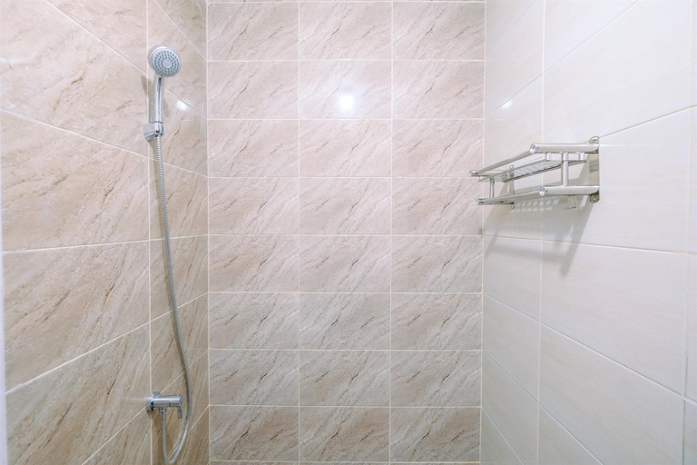 Bathroom 5, Cozy and Modern Look Studio Transpark Juanda Bekasi Timur Apartment By Travelio, Bekasi