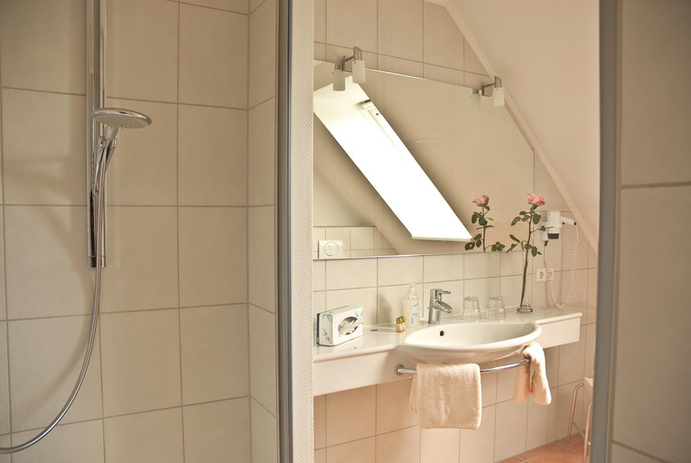 Bathroom 3, Land-gut-Hotel Restaurant Kreuz Meyer, Diepholz