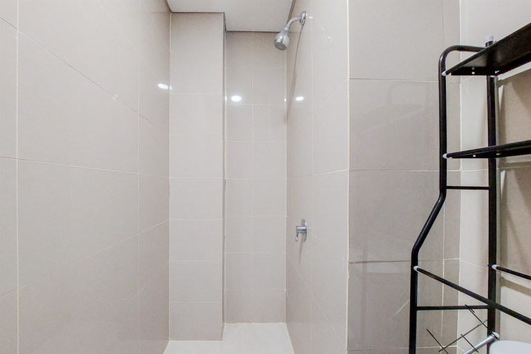 Bathroom 5, Cozy Stay Studio Room Apartment at B Residence By Travelio, Tangerang Selatan