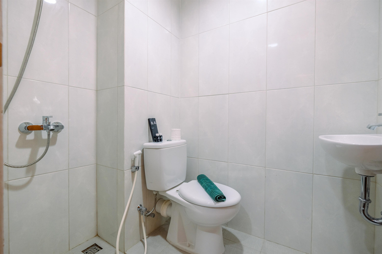 Bathroom 5, Minimalist Studio Apartment at Evenciio Margonda By Travelio, Depok