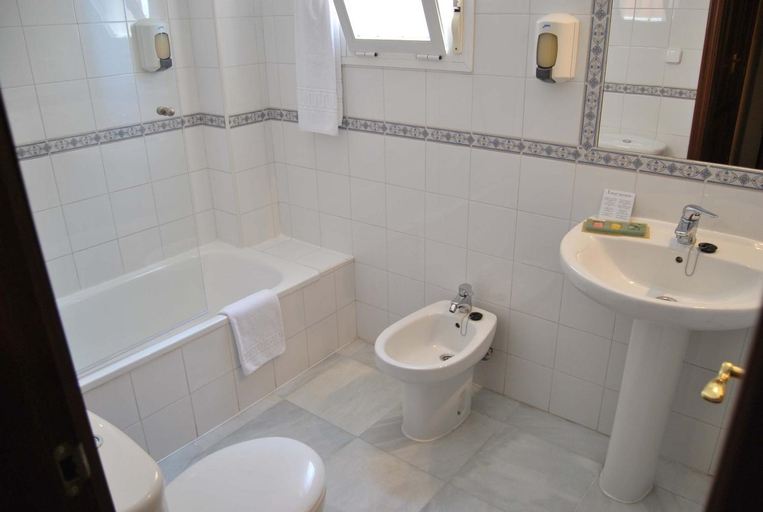 Bathroom 4, Hotel Gran Avenida, Sevilla