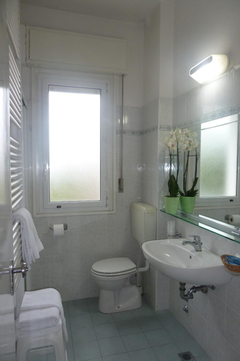Bathroom 3, Hotel Astra, Ravenna