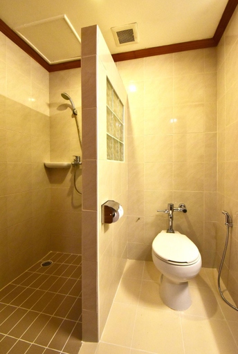 Bathroom 5, Dynasty Inn Pattaya, Pattaya