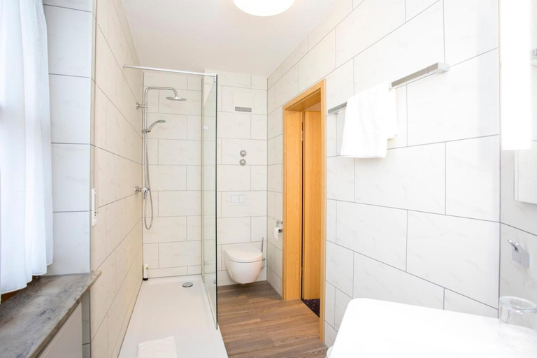 Bathroom 3, Hotel Restaurant Jagerhof, Erlangen-Höchstadt