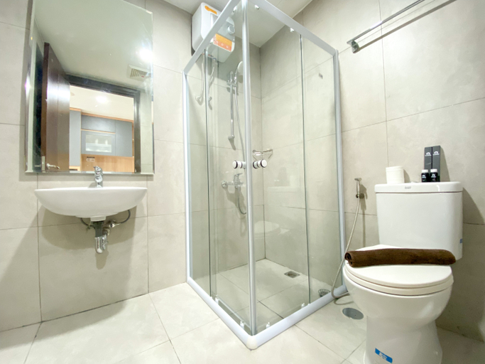 Bathroom 5, Minimalist Studio at Pollux Chadstone Apartment By Travelio, Cikarang