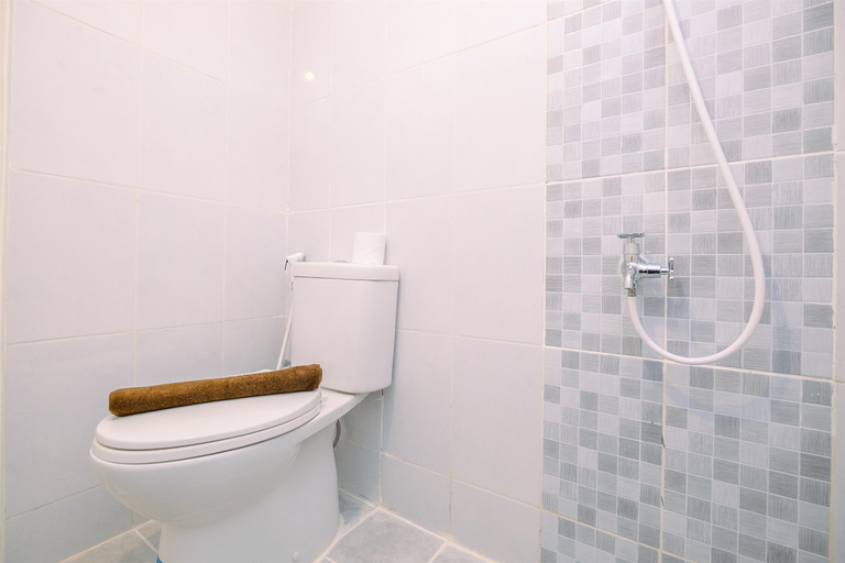 Bathroom 5, Comfort and Nice 2BR at Tokyo Riverside PIK 2 Apartment By Travelio, Tangerang
