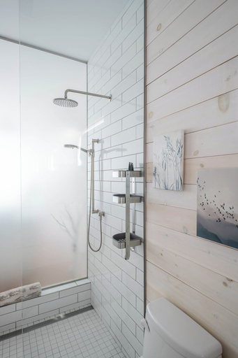 Bathroom 5, White Point Beach Resort, Queens