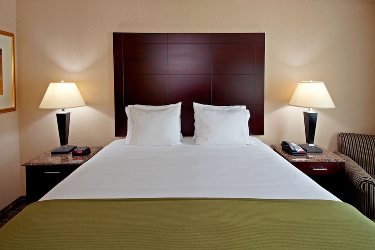 Bedroom 3, Days Inn by Wyndham North Bergen, North Bergen