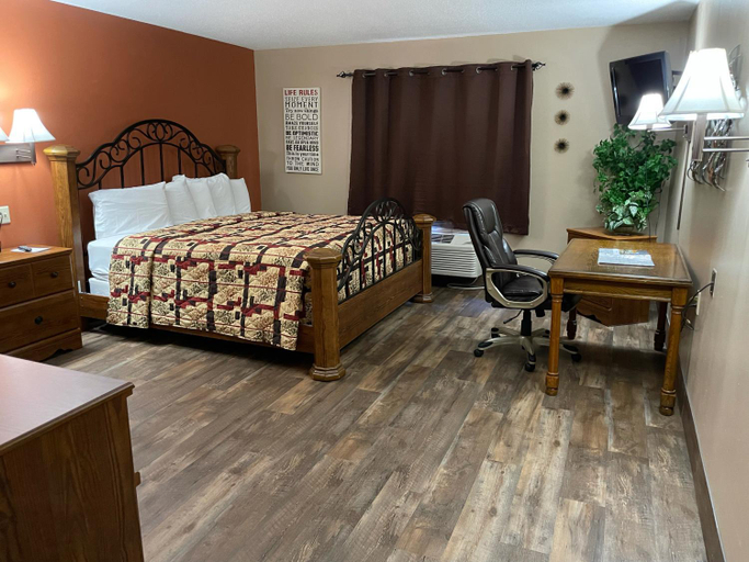Bedroom 4, Southfork Motel, Davis