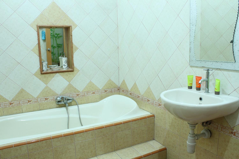 Bathroom 2, Marry Ind Gunung Kawi Guest House Malang, Malang
