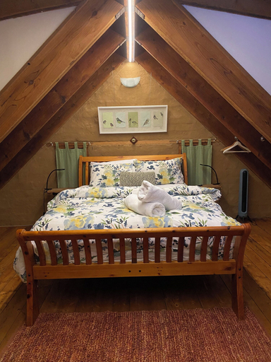 Bedroom 3, Sutton Spring Art Retreats, Hepburn - East