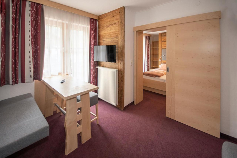 Bedroom 2, Embacherhof, Zell am See