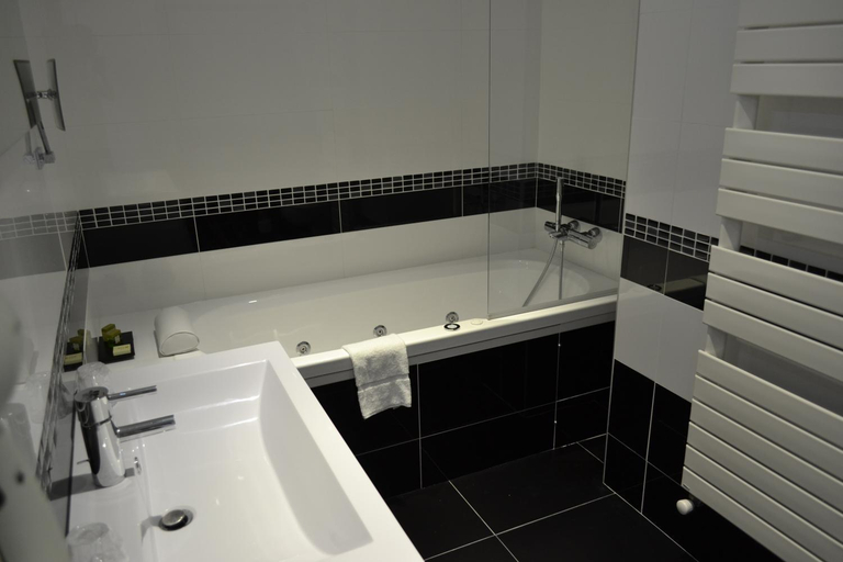 Bathroom 3, Logis Hotels Restaurant le SAINT-JACQUES -Cloyes les 3 Rivieres, Eure-et-Loir