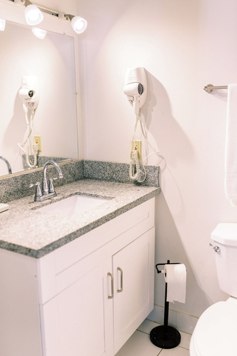 Bathroom 4, Beachside Gardens Apartments by Lowkl, Broward