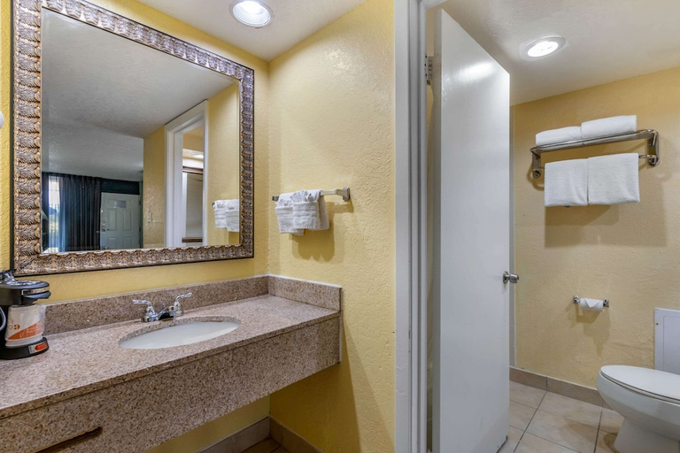 Bathroom 4, Clarion Inn International Drive, Orange