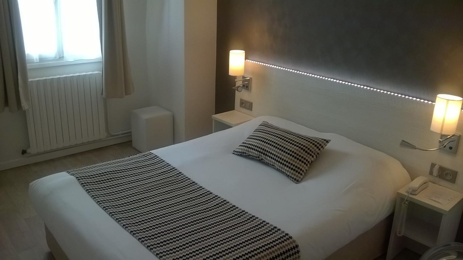 Bedroom 3, Contact Hotel du Cerf, Mayenne