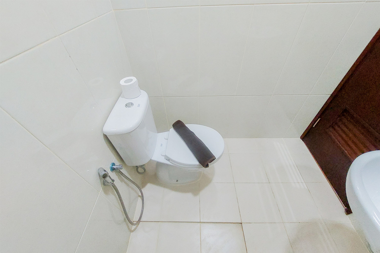 Bathroom 5, Comfortable and Simply Look 1BR Asatti Apartment By Travelio, Tangerang Selatan