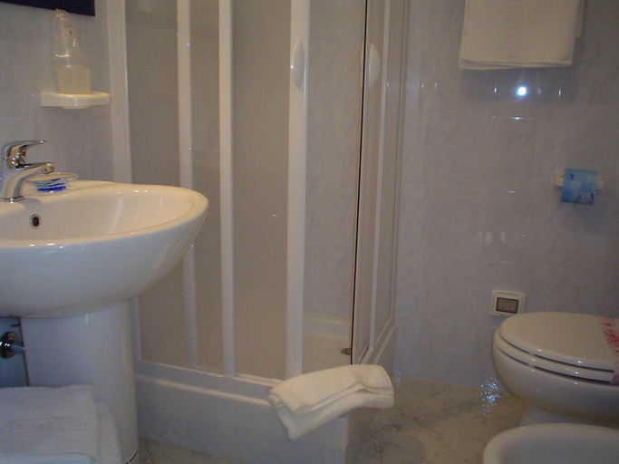 Bathroom 3, B&B Brezza Marina, Ragusa